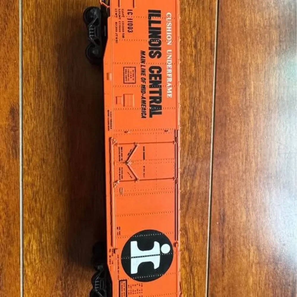 5 HO Scale Boxcars